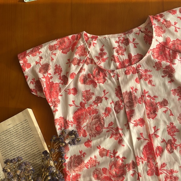 Floral rose pattern crepe box pleat top - Picture 3 of 4